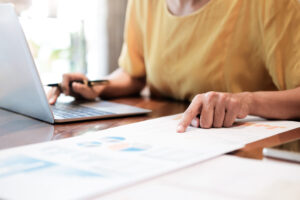 Home - businesswoman analyse marketing data scaled